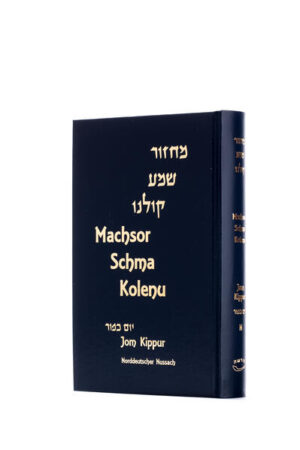 Machsor Schma Kolenu für Jom Kippur-Norddeutsch ist ein neues klar angeordnetes Machsor für den Versöhnungstag in einem Band, aus der erfolgreichen Schma Kolenu Serie. Was für das in iddur Schma Kolenu gilt, haben wir auch bei den Machsorim (Gebetsbücher für die jüdischen Feiertage) berücksichtigt. Es soll nicht nur dem „geübten“ Beter, sondern auch dem weniger geübten eine Hilfe sein, seinen Weg durch den Aufbau des Gebets zu finden. Die Stichwörter zu den Büchern der Schma Kolenu Serie sind: Benutzerfreundlich, übersichtlich, moderne Sprache, gut leserlich, hilfreiche Anweisungen. Das Machsor Schma Kolenu-Jom Kippur (Versöhnungstag) beinhaltet die besonderen Gebete für Erew Jom Kippur (Kapparot und Hatarat Nedarim). Das spezielle Minchagebet (Nachmittagsgebet) vor Jom Kippur ist ebenfalls aufgeführt. Und last but not least enthält es auch das Gebet für Kol Nidrej. Das Buch beinhaltet auch eine grosszügige Auswahl an Pijutim (dichterische Einschaltungen). Es ermöglicht damit jeder Gemeinde die Pijutim zu beten, die ihnen vertraut sind. Im Anhang sind gewisse, populäre und zentrale Gebetstexte transkribiert. Dies ermöglicht allen dem Gottesdienst zu folgen und einzustimmen. Das Machsor ist in zwei verschiedenen Gebetsriten erschienen. Der norddeutschen Nussach (polnisch-aschkenasisch) entspricht dem Gebetsritus in Israel und in vielen polnisch-aschkenasischen Gemeinden in Deutschland.