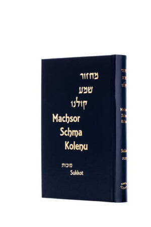 Machsor Schma Kolenu für Sukkot das Gebet für das Laubhüttenfest. Machsor Schma Kolenu für Sukkot, ein modernes, orthodoxes Gebetbuch mit hebräisch / deutschem Paralleltext und Anmerkungen zum Gebet. Der handliche Begleiter fürs Feiertagsgebet. Hebräisch mit deutschem Paralleltext. Das vorliegende Gebetbuch folgt dem orthodoxen Gebetsritus, der aschkenasischen Juden. Das hier angebotene Gebetbuch für das Laubhüttenfest hat eine neue, moderne deutsche Übersetzung. Und mit der gute Lesbarkeit, genauen Erläuterungen zum Verhalten während des Gottesdienstes ist es der ideale Führer durchs Gebet zu Hause und in der Synagoge. Das Siddur Schma Kolenu hat sich in den letzten Jahren zum Gebetbuch der deutschsprachigen, orthodoxen Gemeinden in Deutschland, den Niederlanden und der Schweiz entwickelt. Der Text wurde von Raw Joseph Scheuer übersetzt und von Dr. Albert Richter und Edouard Selig bearbeitet. Joseph Scheuer wirkte als Erzieher und Gelehrter in Basel. Er übersetzte jüdische Gebetbücher aus dem Hebräischen ins Deutsche. Ganz im Stil vom Siddur Schma Kolenu gilt auch bei den Machsorim (Gebetsbücher für die jüdischen Feiertage), es soll nicht nur dem „geübten“ Beter, sondern auch dem weniger geübten, eine Hilfe sein, seinen Weg durch den Aufbau des Gebets zu finden. Die Stichwörter zu den Büchern der Schma Kolenu Serie sind: Benützerfreundlich, übersichtlich, moderne Sprache, gut leserlich, hilfreiche Anweisungen. Anstatt mehrere Bücher zu Sukkot (Laubhüttenfest), Simchat Tora (Freudefest der Tora) und Schmini Azeret (Schlussfest)aufzulegen, wurden hier in nur einem Band die Gebete der Feiertage kombiniert und neu geordnet. Ebenso hilfreich sind im Schlussteil des Buches die Gebete für Chol Hamo’ed (die Zwischentage) von Sukkot abgedruckt. Raw Joseph Scheuer (1920-2002) prägte die Religionsschule der Israelitischen Gemeinde Basel für ganze Generationen von Schülern, war aber auch Mitgründer eines Kibbuz in Israel. Joseph Scheuer wurde 1920 als erstes von vier Kindern von Chaim-Zvi Scheuer und Sarah, geb. Milberg-Preis, in Deutschland geboren. Nach erzwungenem Schulabbruch besuchte er eine Jeschiwa in Frankfurt am Main. Mit 16 Jahren wanderte er nach Palästina aus. In Israel war er Mitbegründer des Kibbuz Emunim (heute Ein Hanatziv) in Beit Schean. Dort lernte er seine spätere Frau Nicha Aiba, die Tochter eines Schriftgelehrten, kennen. Die beiden heirateten 1942, es war die erste Hochzeit in diesem Kibbuz. Dort wurden auch die beiden Töchter Michal und Nitza geboren. 1948 übersiedelte er mit der Familie nach Haifa. Er bildete sich weiter, holte die Matura und das Lehrdiplom nach. Anschliessend ordinierte er. Und er unterrichte als Gymnasiallehrer. 1959 erfolgte der Umzug in die Schweiz, wo er eine Stelle als Lehrer der Schomre Thora in Basel antrat. Nach vier Jahren kehrte er nach Petah Tikva zurück und studierte Bibelwissenschaften. Es folgten weitere 25 Jahre in der Schweiz, wo der der Pädagoge und Rabbiner als Religionslehrer in Basel wirkte. 1996 kehrten Joseph und Nicha Scheuer (gest. 1997) nach Israel zurück. Der frühe Tod der älteren Tochter Michal am 27. Februar 1987 traf die ganze Familie hart. Die jüngere Tochter Nitza Katz-Bernstein ist klinische Psychologin an der Tel Aviv University und lebt in Zürich. Wer ein sinnvolles Geschenk sucht, wird mit den Machsorim fündig.