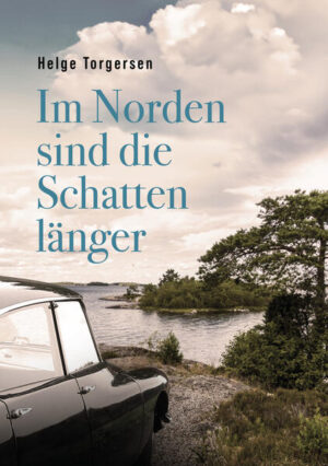 Südnorwegen, Anfang der 1960er-Jahre. Nach skandinavischen Moralvorstellungen ist Sünde so verboten wie unausweichlich und jeder wird vom Schatten dieser Sünde eingeholt. Das müssen auch die Bewohner und Feriengäste einer kleinen Ansiedlung in den südnorwegischen Schären erfahren, wohin die Wiener Kriminalinspektoren Vlk und Obermayer und ihre Frauen mit einem alten Citroën Traction Avant reisen, um den langersehnten Urlaub zu genießen. Aber daraus wird nichts - der Fund einer von Taschenkrebsen zerfressenen Leiche beflügelt die Fantasie der Anwohner ebenso wie der brutale Mord an einem Unternehmer, der eine neue, amerikanisierte Zeit verkörperte. Die Wiener werden in die Ermittlungen hineingezogen - teils freiwillig, teils gegen ihren Willen, ebenso wie ihre Osloer Freunde, die in der bigotten Provinz so fremdartig erscheinen wie ihr ultramoderner Citroën DS. Je tiefer sie graben, desto klarer treten die Ereignisse des Zweiten Weltkriegs hervor und desto brüchiger wird der ortsübliche moralische Firnis. Schließlich holen die Schatten sie vollends ein, aber da ist der Urlaub fast vorüber.