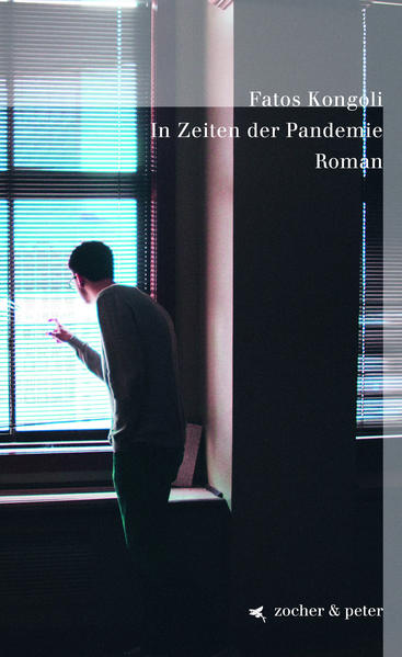 Im Mittelpunkt des Buchs steht Thesar Lumi, der Antiheld, der bereits Protagonist in Kongolis packendem und beklemmendem Roman «Die albanische Braut» (1991)war. Lumi ist inzwischen drei-?ßig Jahre älter, und die Existenz des «Verlorenen», wie der Roman von 1991 im Original heißt, ist nicht besser geworden. Kongoli schildert den Fortgang von Thesar Lumis Leben bis in die Gegenwart, bis in die aktuellen «Zeiten der Pandemie». Neuerlich erweist sich Kongoli als Meister der scharfen, kühlen Beobachtung. Thesars Biografie wird zum Spiegel einer Entwicklung, die unter dem Unstern des Übernamens «Verlierer» steht. Und sie wird zum Spiegel einer gesellschaftlichen Entwicklung, die sich durch Korruption, Machtmissbrauch und Selbstherrlichkeit der politischen Kaste wenig von dem unterscheidet, was vom kommunistischen Albanien her in schmerzlicher Erinnerung bleibt. Makaber abgerundet wird das Bild durch die neue Variante einer Isolation, die diesmal nicht ideologisch, sondern COVID-?begründet ist. Thesar nutzt sie, um seine Geschichte aufzuzeichnen, in deren Zentrum der Verlust seines kurzen familiären Glücks nach einer fatalen Wiederbegegnung mit der Jugendliebe Sonja steht, und er dokumentiert die Ungeheuerlichkeit der seelenlosen, durch korrupte Interessen gestützten Zerstörung eines ganzen Viertels. Was in den beiden ?Thesar-Lumi-Romanen von Kongoli entsteht, ist ein packendes, realistisches und desillusionierendes Bild des Lebens in Albanien vor und nach dem Systemwechsel.