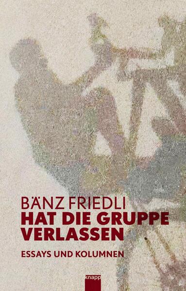 Bänz Friedli hat die Gruppe verlassen - ein Grundgefühl, das mit dem Älterwerden zu tun hat, mit der Pandemie vielleicht auch, dem vermehrten Alleinsein. Jedenfalls ist es befreiend, nicht mehr dazugehören zu müssen. Es verpflichtet einen freilich auch, sich eigene Meinungen zu bilden. Friedli tut dies, als Beobachter unbestechlich, als Denker unabhängig. Wenn er scheinbar Unscheinbares schildert, wenn er für den Frauenfussball einsteht oder für Unterhaltung mit Haltung plädiert: für die Moral. Ob kolumnistische Miniaturen aus dem Alltag, ob Essays zu Gesellschaft und Politik - immer ist es ein Erzählen, das vermeintlich Kleines mit dem grossen Ganzen verbindet, immer hinterfragt er auch sich selbst. Und so, wie er als Kabarettist stets Erzähler bleibt, ist er als Autor auch witzig. Ein kleines Lesebuch, das zum Nachdenken einlädt. Und zu gelegentlichem Schweigen.