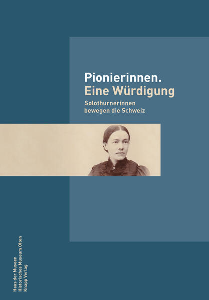 1971 wurde in der Schweiz auf nationaler Ebene das Stimm- und Wahlrecht fu?r Frauen eingefu?hrt. Das Historische Museum Olten nahm das 50-Jahr-Jubiläum zum Anlass, in einer Sonderausstellung zuru?ckzuschauen. Die Ausstellung wu?rdigte Personen aus dem Kanton Solothurn, die u?ber viele Jahrzehnte einen Beitrag zur Erreichung dieses Ziels geleistet hatten, und stellte einige Solothurnerinnen aus fru?heren Jahrhunderten vor, deren Spuren heute noch schweizweit greifbar sind. Ihre Engagements waren Meilensteine auf dem Weg zur Gleichstellung der Frauen in der Schweiz. «Pionierinnen. Eine Wu?rdigung» versteht sich als kleines Nachschlagewerk. Das Buch enthält Porträts aus acht Jahrhunderten und zeigt eine Fu?lle an Betätigungsfeldern von Frauen. Anna Heer, die Gru?nderin der Zu?rcher «Pflegi», ist ebenso vertreten wie die Reisende und Schriftstellerin Katharina von Arx, die Ordensfrau Silja Walter ebenso wie die Astrophysikerin Kathrin Altwegg und die vermögende Barbara von Roll, deren Testament aus dem 16. Jahrhundert erhalten geblieben ist. Auch die vielschichtigen Lebenswege bekannter Politikerinnen wie Liliane Uchtenhagen, Cornelia Fu?eg und Ruth Grossenbacher werden aufgezeigt. Drei Männer sind im Buch vertreten. Sie stehen fu?r die Unterstu?tzung, die von dieser Seite her nötig war, um sich im politischen Prozess Gehör zu verschaffen, als Frauen ein aktives Mitwirken noch versagt blieb. Ein historischer Abriss und die Darstellung von Frauenorganisationen als Treffpunkte und zentrale Orte staatsbu?rgerlicher Bildung runden die Publikation ab. Die zusammengetragenen Biografien werden in Kooperation mit dem Historischen Museum Olten und dem Knapp Verlag präsentiert.