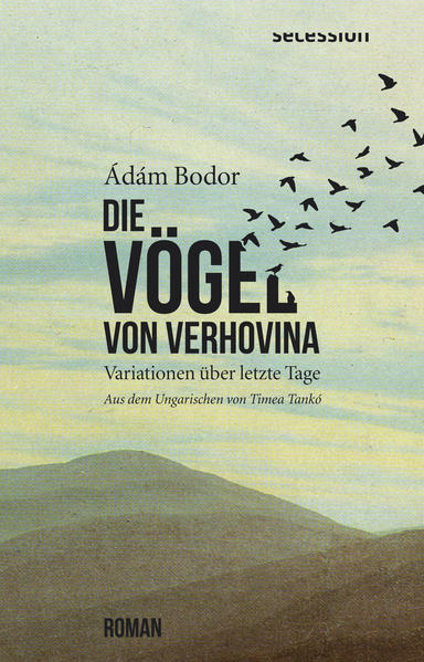 Ádám Bodors Welten sind an den Rändern der Zivilisation verortet, im Dämmerlicht ihres Niedergangs. Bodor, ein Meister der Verquickung von Realem und Imaginären, führt uns in diesen exakt komponierten Variationen über letzte Tage an einen nicht näher bestimmten ehemaligen Kurort irgendwo in Transsilvanien: zeitlich verortet zwischen tiefer Vergangenheit und Gegenwart, eingebettet in eine wuchtige, magisch aufgeladene Natur. Adam, der Pflegesohn von Brigadier Anatol Korkodus, wartet am verfallenen Bahnhof auf einen Jungen aus einer Besserungsanstalt. Kurz darauf wird Korkodus aus unerfindlichen Gründen verhaftet. Was dahinter steckt, verbirgt sich im Unfassbaren, Geheimnisvollen. Es berührt aber zugleich wirkungsmächtig alles Geschehen: Die Vögel - unbestechlich im Lesen drohender Signale - sind bereits fort. Die äußerst unterschiedlichen Bewohner der Ortschaft aber halten mit rauen Eigensinn dem Schicksal die Kraft ihrer Würde entgegen. Plötzlich auftauchende Personen, deren Präsenz nichts Gutes verheißt, verschwinden wieder, während die schwefelhaltigen Quellen von Verhovina weiterhin sprudeln, bis sie schließlich ihre Substanz verändern. Ein grotesk-komisches Sinnbild über das Wesen totalitärer Gesellschaften in all ihrer Irrationalität, Absurdität und Unerbittlichkeit - das den Leser beides, lachen und schaudern lässt.