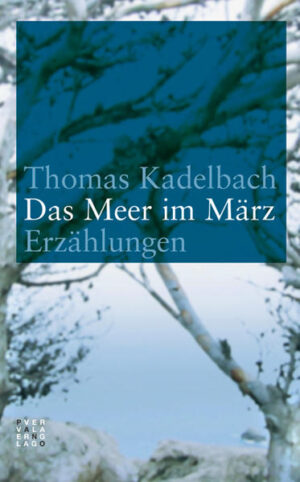 'Das Meer schläft, sagten die Leute, oder es ruht sich aus vom Winter, es ist so still, weil es sein Alter spürt, weil es sich mit der Welt und mit uns versöhnt hat, wir wollen es nicht stören.'. In den Erzählungen von Thomas Kadelsbach gewinnen die Träume eine eigene Realität, ebenso wie die Geschichten, die man sich erzählt, die Orte, wohin man sich wünscht. Fast immer ist es das Meer. Denn zum Meer kommen sie alle: die beiden alten Männer nach ihrem mühseligen Fußmarsch und das junge Paar, das über die Stille des Meers im März staunt. Die vier Backpacker, die dem Schnee im äußersten Süden Spaniens nachreisen und die Schulklasse, deren Lehrer plötzlich beschließen, den Unterricht draußen im Urwald abzuhalten, und die in ihren Träumen nachts über den Meeresboden gleitet. Thomas Kadelbach ist ein Meister der Stimmungen. Mit schlafwandlerischer Präzision bewegt er sich in seinem Debüt zwischen den Welten.