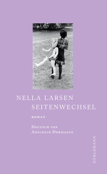 Nella Larsens Roman ›Seitenwechsel‹ ist das Gegenstück zu Scott Fitzgeralds ›Der große Gatsby‹.' Irene Redfield flieht vor der Hitze eines heißen Sommertages ins Dachrestaurant des Drayton Hotels in Chicago. Sie traut ihren Augen kaum, als sie hier ihre Freundin aus Kindertagen wiedertrifft. Clare Kendry ist nach dem frühen Tod ihres Vaters bei weißen Verwandten aufgewachsen und der Kontakt zwischen den Freundinnen abgerissen. Zwei Jahre später zieht Clare nach New York und meldet sich bei Irene, die in Harlem lebt, während Clare in der Welt der Weißen zu Hause ist. Clare ist mit einem Rassisten verheiratet, der nicht auch nur entfernt von ihrer schwarzen Herkunft ahnt. Zudem beunruhigt Irene mehr und mehr, daß Clare eine magische Wirkung auf ihren eigenen Ehemann zu haben scheint. Clare, die Wanderin zwischen den Welten, liebt die Gefahr und das Spiel mit dem Feuer - und droht ständig, sich zu verbrennen.