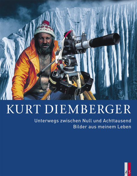 Kurt Diemberger, der einzige noch Lebende, dem ausser Hermann Buhl die Erstbesteigung zweier Achttausender gelang, ist durch seine Bücher, Vorträge und Filme weltweit bekannt geworden. Er nahm an mehr als zwanzig Expeditionen teil, brachte den ersten Tonfilm vom Gipfel des Everest herab, stieg mit der Kamera in Schluchten und Urwälder und dokumentierte das Leben der Einheimischen bis in entlegene Winkel der Erde. Damit hat er den Entdeckergeist in vielen anderen wachgerufen, liess sie vielleicht auch begreifen, dass der Blick um die nächste Ecke in ein unbekanntes Tal kein geringeres Ziel ist als das gefährliche Erreichen eines hohen Gipfels. Trotzdem verlor Kurt seine Teamgefährtin Julie im Höhensturm am K2, stürzte Hermann Buhl an der Chogolisa mit einer Wächte in die Tiefe. Die Faszination der Himalayagipfel kann niemand erklären – ebenso wenig wie den Zauber verborgener heiliger Täler an ihrem Fuss. Doch die Bilder des Buches erzählen davon und Kurts Filme und literarische Werke errangen internationale Festivalpreise. Kurts Kinder haben seinen Forscherdrang geerbt, Töchter und Söhne folgen den Fussstapfen des 'Tiefenschürfers', der aus der Kluft der Kristalle so hoch hinaufstieg. Kurt lebt und arbeitet an seinen Werken in Bologna und Salzburg, doch wo überall sonst sein Zelt steht und dieser Erdenwanderer daheim ist, das zeigen die Bilder dieses Buches.