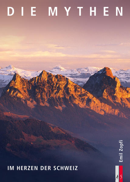 Dreissigtausend Menschen nehmen jedes Jahr den gut gesicherten Weg auf den Grossen Mythen unter die Fuesse. Der Aufstieg ist eindruecklich, der Tiefblick nach Schwyz und auf den Vierwaldstaedtersee, die Sicht in Alpen und in die Ferne sind überwaeltigend. Man nennt den Grossen Mythen auch das 'Matterhorn der Wanderer'. Wer einmal oben war, kehrt immer wieder. Einige schaffen es über hundert Mal – im Jahr. Andere ziehen die einsamen, aber anspruchsvollen Aufstiege vor, den Schafweg mit dem legendaeren Nollenbruenneli oder den Nordgrat auf den Haggenspitz und den Kleinen Mythen. Kletterer haben Routen in allen Schwierigkeitsgraden durch die Felswaende erschlossen, die zu den feinsten weit und breit gehoeren. Mit etwas Fantasie erkennt man in der bei Kuenstlern beliebten Ansicht von Westen eine Herzform. Auch in der Geschichte des Landes kann man die Mythen als 'Herz der Schweiz' bezeichnen, gehoeren sie doch zum Grundbesitz der Genossame Schwyz, die am Ursprung der Eidgenossenschaft steht. Dass die Mythen das Zentrum des Wandgemaeldes im Nationalratssaal bilden, unterstreicht ihre Bedeutung und ihre Symbolkraft. Die Mythen gehoeren zum Mythos der Schweiz. Blaettert man durchs Gaestebuch des Gipfelhauses, so wird klar, dass nicht nur Schweizerinnen und Schweizer die Mythen in ihr Herz geschlossen haben. In allen Sprachen der Welt schwaermen Menschen vom Gipfelerlebnis, das sie mit eigener Muskelkraft und etwas Mut erreicht haben. Man spuert, wie beglueckt sie sind von der einzigartigen Aura des Ortes hoch über dem Land. Die Mythen sind Teil der Geschichte der Schweiz, sie haben aber auch ihre eigene faszinierende Geschichte. Geschrieben haben sie unter anderem die Mythenfreunde mit ihrem unermuedlichen Einsatz für den Unterhalt des Wegs und des Gipfelhauses – und das seit 150 Jahren.