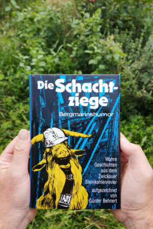 So unglaublich es klingt - der schwarze Humor galt im Zwickauer Steinkohlenrevier als das Lebenselixier der Bergleute. Günter Behnert hat mehrere Jahre als Hauer unter Tage gearbeitet und miterlebt, wie die beschwerliche Bergmannsarbeit nicht nur den Schweiß fließen, sondern auch Witz, Ulk und Schabernack sprudeln lässt. Er hat sie aufgeschrieben, die Streiche und unglaublich komischen Begebenheiten, bei denen er selbst Zeuge war oder die ihm seine Kumpel hinterbrachten. Mit der Niederschrift dieser wahren Begebenheiten bleibt ein Stück von der Alltagskultur des Zwickauer Steinkohlenreviers erhalten, und der Schachtziege muss nicht bange sein, von der Nachwelt vergessen zu werden