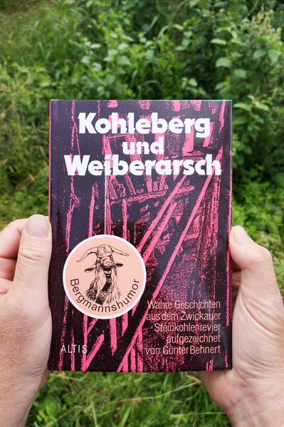 Nach seinem erfolgreichen Buch „Die Schachtziege“ legt Günter Behnert seine zweite Sammlung von derbwitzigen Geschichten, Episoden und Anekdoten aus dem Zwickauer Steinkohlenbergbau vor. Es sind durchweg wahre Geschichten, die das Leben mit pfiffiger Nachhilfe seitens der Bergleute selbst erfunden hat. Der Autor kennt sich aus im Schacht. Als Hauer hat er selbst erfahren, wie die Schwerstarbeit untertage nicht nur den Schweiß, sondern auch Witz, Ulk und Schabernack sprudeln lässt, eben den sprichwörtlichen „schwarzen“ Humor der Kumpel im Steinkohlenbergbau. Er hat diese urkomischen Begebenheiten zu Papier gebracht, und er hat ihnen mit seinem Sprachwitz noch eins draufgegeben