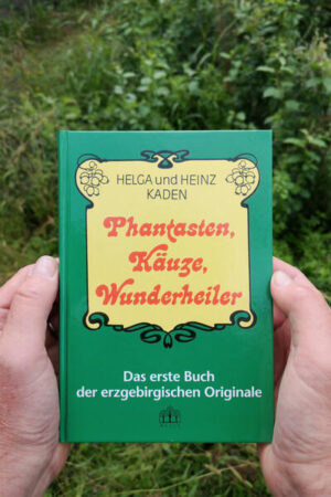 Die kuriosen Lebensläufe von 45 Originalen aus dem Erzgebirge, die wegen ihrer Eigentümlichkeiten belächelt, bestaunt, aber auch geliebt wurden, sind in Wort und Bild dargestellt. Wir begegnen so unterschiedlichen Gestalten wie dem Zachenkarl aus Olbernhau, der Rosengärtnerin Erna Aurich aus Scheibenberg, dem Siegel-Kurt aus Mauersberg, der Zinnfritz-Elsa aus Seiffen, dem Roscher-Tav aus Schwarzenberg, der Fiedler-Hedwig aus Thum, dem Nestler-Otto aus Marienberg, dem Bechermann aus Brockau, dem Annaberger Heimatpoeten Arthur Schramm, aber auch dem vielbegabten Werner Kempf aus Schneeberg