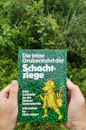 Nach der „Schachtziege" und dem Band ,,Kohleberg und Weiberarsch" beschließt Günter Behnert mit der „Letzten Grubenfahrt der Schachtziege" seine Trilogie mit Bergmannshumor aus dem Zwickauer Steinkohlenbergbau. Der Autor, selbst jahrelang Hauer Untertage, hat noch einmal Geschichten und Anekdoten gesammelt, welche den Mutterwitz der Bergleute, ihren Hang zu heiteren Schelmereien dokumentieren. Er lässt aber auch die Kumpel mit ihren eigenen witzigen Texten zu Wort kommen. Insofern ist dieser Band eine Gemeinschaftsarbeit derer, die unter dem Druck von Gesteinsmassen, in unerträglicher Hitze und ständigen Gefahren die schwere Arbeit im Schacht verrichteten