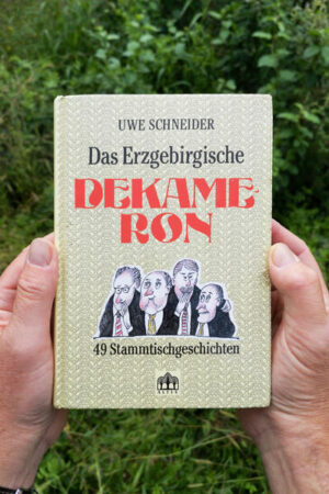 Sieben Stammtischbrüder einer erzgebirgischen Kleinstadt, dr Baron, is Fassl, de Tschak, dr Spieß, dr Knopp, dr Klecks und dr Stacken treffen sich sonntags zum Frühschoppen. Sie beschließen, ihre Flunkerein und Veralberungen einmal beiseitezulassen und stattdessen Selbst- und Miterlebtes zum Besten zu geben. Und so entsteht aus oft haarsträubenden, tragischen wie humorträchtigen Geschehnissen ein zeitgeschichtliches Panorama vom Anfang bis in die siebziger Jahre des 20. Jahrhunderts. Was wäre ein Dekameron ohne Liebesabenteuer! Auch wenn es um Erotik und Sex geht, um Liebesfreud- und leid, kommen die Stammtischbrüder zur Sache und haben Verblüffendes zu berichten. Uwe Schneider erzählt seine spannenden, erstaunlichen Geschichten in seiner heimatlichen Mundart, wie sie heute im oberen Erzgebirge gesprochen wird