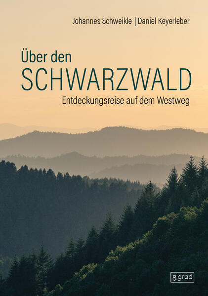 Über alle Berge zieht es Johannes Schweikle und Daniel Keyerleber. Der Autor und der Fotograf gehen Schritt für Schritt der Frage nach: Was ist Heimat? Gemeinsam folgen sie dem Westweg, 285 Kilometer von Pforzheim bis Basel. Die rote Raute führt sie vom »Führerbunker« in die Hütte des Philosophen Martin Heidegger. Sie essen beim Sternekoch und finden heraus, woher die Kirschtorte kommt. Im Wald nehmen sie die Fährte des Wolfs auf, der Bauern und ihre Tiere bedroht. Eine uralte Tanne, die alle Katastrophen überlebt hat, erwartet sie mitten im Zentralmassiv deutschen Gefühls.