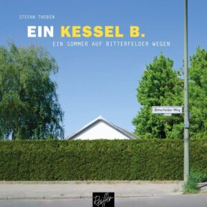 »Gleich hinter Bitterfeld hört die Welt auf« erfährt Stefan Thoben als Viertklässler bei einer Spendenaktion für Kinder aus Bitterfeld. Dreißig Jahre später besucht er zum ersten Mal die einst »schmutzigste Stadt Europas« und entdeckt auf seiner Suche nach den Kindern von 1991/92 einen Ort, der nach der Wende einen radikalen und beispiellosen Strukturwandel durchgemacht hat. Auf seinen fotografischen Erkundungen entwickelt Thoben ein Gespür für die vielerorts unsichtbar gewordene Vergangenheit der Chemieregion. Der 40-Jährige kommt ins Gespräch mit Jung und Alt, genießt das Urlaubsfeeling am Goitzschesee, erlebt Theaterabende im altehrwürdigen Kulturpalast und wird Zeuge eines Sommers, der den Menschen in Bitterfeld-Wolfen noch lange in Erinnerung bleiben wird. »Ein Kessel B.« ist das Porträt einer Stadt im Um- und Aufbruch, ein Kessel bunter Fotos und persönlicher Momente auf den Spuren von Monika Maron, Clemens Meyer, Klaus Staeck und dem Geist des Bitterfelder Wegs. Pressestimmen: »Tolles Buch über unsere Stadt — authentisch und den Menschen zugewandt.« Armin Schenk, Oberbürgermeister von Bitterfeld-Wolfen »Erhellender Blick auf Bitterfeld. Sehens- und lesenwert!« Antonie Städter, Mitteldeutsche Zeitung »Eine offene Annäherung, der man gerne folgt.« Karsten Röhr, Nordwest-Zeitung »Eine äußerst sympathische und unterhaltsame Art, den Blick auf Bitterfeld-Wolfen, seine Menschen sowie die Region zu richten.« Reinhard Waag, ehemaliger Leiter vom Kulturpalast Bitterfeld »Ich habe mich gleich verloren in all den tollen Fotos, schönen Worten und klugen Sätzen. Wirklich wunderbar!« Björn Stephan, Journalist und Autor »In Reportagen und kurzen Beschreibungen von Gesehenem und Erlebtem begegnet der Leser sehr authentisch den Bewohnern und der Geschichte der Region.« Grit Warnat, Volksstimme