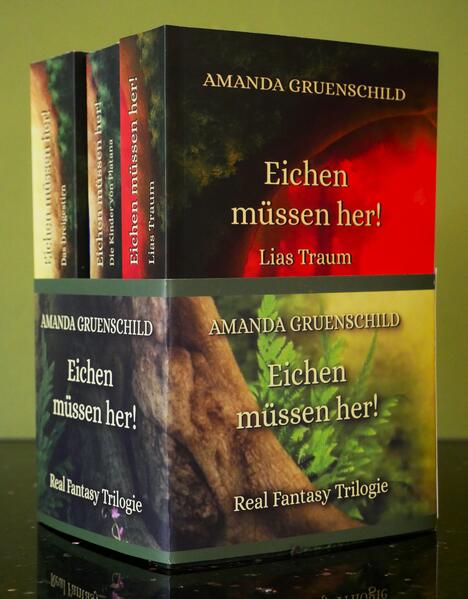 »Eichen müssen her! - Trilogie« eine zauberhafte, spannende, fantasievolle, tiefgründige, überraschende und wertvolle Real- Fantasy- Geschichte … In dieser außergewöhnlichen und faszinierenden Buchreihe geht es darum, dass die Menschheit sich bewusst wird, dass ihr wunderschöner Planet, die Erde, möglicherweise in Kürze als Lebensraum für die Spezies Mensch nicht mehr zur Verfügung stehen könnte. In den Romanen existiert zusätzlich zu unserer normalen Realität eine Parallelwelt mit Fantasiefiguren, welche zum Teil verborgen auf der Erde oder aber auf weit entfernten, höher entwickelten Planeten leben. Jene besonderen Wesen stehen den Menschen, die dies von Herzen wünschen, im Kampf für die Rettung der Erde mutig und selbstlos zur Seite. Im Buch versucht der »Herr der Finsternis«, unter dessen Herrschaft die Erde momentan noch steht, mithilfe von Umweltverschmutzung, Klimawandel sowie Kriegen, den Planet zeitnah vollständig zu zerstören. Daran möchte ihn die Gemeinschaft der »Krieger des Lichts«, zu denen zugleich furchtlose Menschen und tapfere Fabelwesen gehören, unbedingt hindern. Deren ganzes Wirken steht unter dem Motto, sich stets nur von der Liebe lenken zu lassen. All ihre Handlungen sollen immer zum Wohle aller Wesen geschehen. Durch das Vorbild jener selbstlosen Kämpfer sowie der Beschreibung des Lebens auf höher entwickelten Himmelskörpern, regen die Bücher zum Nachdenken an und liefern sehr wertvolle Hinweise für ein besseres Miteinander auf unserem Planeten sowie für jeden Einzelnen. Die Handlung ist stets unglaublich fesselnd, unterhaltend und völlig unvorhersehbar. Ihre Protagonisten sind liebenswert und äußerst charismatisch. »Eine Trilogie, die man unbedingt gelesen haben muss!« »Eichen müssen her! Das Dreigestirn« Teil 1 Worum geht es? Kurz gesagt, um alles. Die Erde ist der endgültigen Zerstörung nahe und so tun sich Wesen aus verschiedenen Zeiten und Welten zusammen, um das drohende Schicksal im letzten Moment noch abzuwenden. Zu den Hauptakteuren zählen heldenhafte Vertreter des kleinen Volkes, anmutige Elben, ein furchtloser Selkie, weise Druiden, uralte Baum- Menschen, der humorvolle Karlao aus Osiria, ein Medizinmann der Lakota- Indianer, sowie tapfere Menschen von der Erde. Mythos und Realität vermischen sich in einer zauberhaften, spannenden Geschichte voller Hingabe und tiefer Weisheit. »Ein fesselndes und richtungsweisendes Buch, das man nicht mehr aus der Hand legen möchte.« F. Becker »Der Jules Verne unserer Zeit…« M.L. Krönung »Eichen müssen her! Die Kinder von Platana« Teil 2 Muss es denn wirklich immer wieder so tragisch enden? Im Universum werden zuerst von lichtvollen Kräften liebevoll wunderschöne, belebte Planeten erschaffen und diese dann durch die Gier von einigen wenigen schon viel zu früh zerstört. Auch unserer Erde scheint das gleiche, schreckliche Schicksal alsbald zu drohen. Doch die „Kinder von Platana“ und ihre mutigen Verbündeten wollen sie mit aller Kraft davor bewahren. Ob das gelingen kann? „Die Fortsetzung von »Eichen müssen her! Das Dreigestirn« ist erneut ein erstklassiger, unterhaltsamer Fantasy- Roman mit wahrer Tiefe und Potenzial zum Bestseller.« »Eichen müssen her! Lias Traum« Teil 3 Sollte dies tatsächlich schon das Ende unseres wunderschönen, blauen Planeten sein? Wie konnte es nur so weit kommen? Die Elben, das kleine Volk sowie die letzten mystischen Wesen haben sich längst resigniert auf den märchenhaften Himmelskörper, die Platana, zurückgezogen. Auch Lia sowie ihre Freunde sind bereits kurz vor dem Aufgeben. Wird die außergewöhnlich mutige Tat eines Vogel- Jungen alle aufrütteln können, sodass sich die Krieger des Lichts dann doch noch mit ihren Verbündeten einem weiteren Kampf für die Erde stellen werden? Dass dies nicht nur ein unerreichbarer Traum bleibt, hängt einzig und allein vom Handeln der Menschen ab. »Das Finale der „Eichen müssen her! - Trilogie“ ist zauberhaft, wertvoll und zudem ein äußerst spannendes, bewegendes Buch mit Tiefgang.«