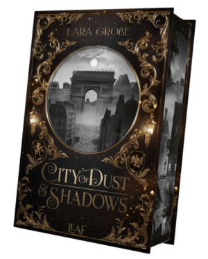 Das Debüt von Lara Große: City of Dust and Shadows Veredeltes Hardcover mit Schutzumschlag & Cutout Mit Illustrationen in Vor- und Nachsatz Farbschnitt in der ersten Auflage Dieses Buch gibt es in zwei Ausstattungen: Mit und ohne Farbschnitt. Leider können wir keinen Farbschnitt garantieren. In einer geheimnisvoll-düsteren Schattenwelt treffen rauschende Feste und höfische Intrigen einer adeligen Elite auf magischen Staub und zwielichtige Drogenkartelle. Was, wenn Albträume Realität werden könnten? In den Schatten von Paris herrscht Krieg. Seit Jahrhunderten halten die Saints monströse Albtraum-Kreaturen davon ab, in die reale Welt einzudringen. Doch während die mächtigen Adelsfamilien damit beschäftigt sind, sich untereinander zu bekämpfen, macht sich eine ganz andere Gefahr breit: Eine neue Droge lockt mehr und mehr Menschen in die Abgründe der Schattenräume... Als die achtzehnjährige Tess ihre Schwester in Paris besuchen will, ist diese verschwunden. Eine kryptische Nachricht und eine seltsame Münze sind ihre einzige Spur. So landet Tess mitten in einer zwielichtigen Bar, die einen magischen Schattenraum offenbart, sobald Tess die Schwelle übertritt. Tess stolpert damit nicht nur in eine versteckte Welt voller Magie und Intrigen, sie landet auch geradewegs in den Armen des attraktiven Saint Lucien Adrian de Laurent. Nur mit seiner Hilfe kann Tess an den Hof der Saints gelangen, der in den Schatten von Versailles liegt, und herausfinden, was mit ihrer Schwester geschehen ist. Doch schnell wird klar, dass Tess auf der Suche nach ihrer Schwester nicht nur ihr Leben verlieren könnte, sondern auch ihr Herz...