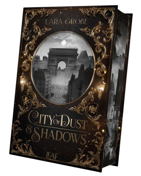 Das Debüt von Lara Große: City of Dust and Shadows Veredeltes Hardcover mit Cutout im Schutzumschlag und Blick auf den illustrierten Bezug darunter Illustrierter Vorsatz Farbschnitt in der ersten Auflage Dieses Buch gibt es in zwei Ausstattungen: Mit und ohne Farbschnitt. Leider können wir keinen Farbschnitt garantieren. In einer geheimnisvoll-düsteren Schattenwelt treffen rauschende Feste und höfische Intrigen einer adeligen Elite auf magischen Staub und zwielichtige Drogenkartelle. Was, wenn Albträume Realität werden könnten? In den Schatten von Paris herrscht Krieg. Seit Jahrhunderten halten die Saints monströse Albtraum-Kreaturen davon ab, in die reale Welt einzudringen. Doch während die mächtigen Adelsfamilien damit beschäftigt sind, sich untereinander zu bekämpfen, macht sich eine ganz andere Gefahr breit: Eine neue Droge lockt mehr und mehr Menschen in die Abgründe der Schattenräume... Als die achtzehnjährige Tess ihre Schwester in Paris besuchen will, ist diese verschwunden. Eine kryptische Nachricht und eine seltsame Münze sind ihre einzige Spur. So landet Tess mitten in einer zwielichtigen Bar, die einen magischen Schattenraum offenbart, sobald Tess die Schwelle übertritt. Tess stolpert damit nicht nur in eine versteckte Welt voller Magie und Intrigen, sie landet auch geradewegs in den Armen des attraktiven Saint Lucien Adrian de Laurent. Nur mit seiner Hilfe kann Tess an den Hof der Saints gelangen, der in den Schatten von Versailles liegt, und herausfinden, was mit ihrer Schwester geschehen ist. Doch schnell wird klar, dass Tess auf der Suche nach ihrer Schwester nicht nur ihr Leben verlieren könnte, sondern auch ihr Herz... #StrangerstoLovers #UndergroundElite #PageTurner #MonsterinParis #StrongHeroine #ShadowhunterxRoyaleIntrigen #FoundFamily