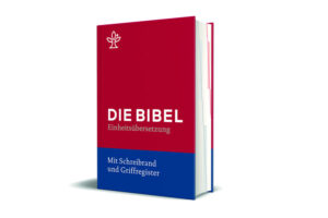 Die Studienbibel in der revidierten Einheitsübersetzung (2017) hat jeweils an den äußeren Seiten einen ca. 4,5 cm breiten Schreibrand, der für das persönliche Bibelstudium ausreichend Platz für Notizen, Anmerkungen und Hinweise bietet. Der Registerdruck ermöglicht das schnelle Aufschlagen einer Bibelstelle. Mit Einführungen in jedes biblische Buch, Zwischenüberschriften, Anmerkungen, Verweisstellen und einem Anhang mit Stichwort- und Personenregister, Zeittafel mit Sacherläuterungen und 4 Karten. Die Einheitsübersetzung wird im gesamten deutschsprachigen Raum genutzt und ist innerhalb der katholischen Kirche die verbindliche Fassung für Liturgie, Schule und Seelsorge. Ausgabe mit Rotem Einband: ISBN 978-3-920609-54-6 Ausgabe mit Blauem Einband: ISBN 978-3-920609-53-9