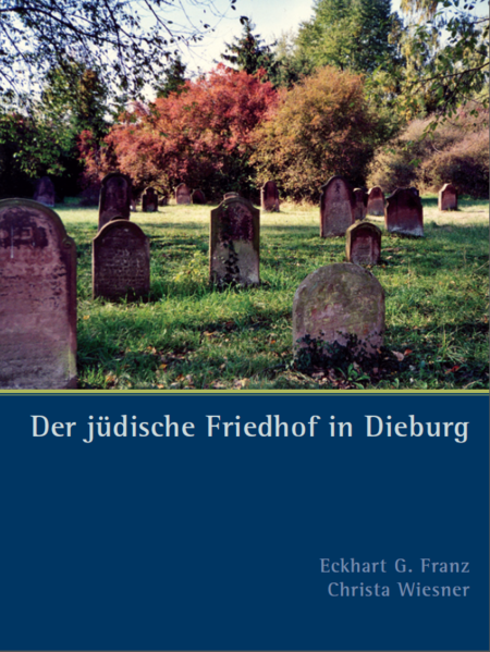 Jüdische Friedhöfe sind vielfach die einzigen Denkmäler und Erinnerungsstätten für den viele Jahrhunderte umspannenden Anteil jüdischen Lebens an Geschichte und Kultur unseres Landes. Erhaltung und Erschließung der Friedhöfe gehören seit den 1980er Jahren zu den vorrangigen Aufgaben der „Kommission für die Geschichte der Juden in Hessen“. Der Friedhof im vormals kurmainzischen Dieburg, gestiftet um 1550, gehört zu den für das ländliche Judentum Südhessens typischen „Sammelfriedhöfen“, die von der oft weit verstreuten jüdischen Bevölkerung in den Landstädten und Gemeinden des Umlandes genutzt wurden. Da die beteiligten Orte des Dieburger Friedhofs bis zu den territorialen Reformen des frühen 19. Jahrhunderts verschiedenen Territorien und Herrschaften angehörten, war die gemeinsame Grablege ein wichtiger Bezugspunkt für die gesamte Region. Nahezu 1000 Grabsteine von 1715 bis in die 1940er Jahre sind auf dem Dieburger Friedhof erhalten. Der vorliegende Band gibt-ähnlich wie das 2001 erschienene Buch über den benachbarten Sammelfriedhof in Alsbach an der Bergstraße-nach dem einleitenden Kapitel über geschichtliches Umfeld und Entwicklung des Friedhofs im zweiten Teil einen lexikalischen Abriss zu den insgesamt 28 beteiligten Städten und Gemeinden, von denen 16 den Friedhofsverband des 19. Jahrhunderts bildeten. Das umfangreiche Inventar im dritten Teil des Buches führt sämtliche erhaltenen Grabsteine auf und ergänzt dabei die vielfach durch Verwitterung oder Vandalismus beschädigten Grabinschriften durch Informationen aus schriftlichen Quellen in lokalen und regionalen Archiven. Dadurch werden auch familiäre Querverbindungen deutlich gemacht, die in dieser Form bisher nicht greifbar waren. Einen Eindruck vom heutigen Bild des Friedhofs und von den unterschiedlichen Gestaltungsformen der Grabsteine durch die Jahrhunderte vermitteln über 100 Abbildungen. Den hebräischen Inschriften ausgewählter Grabsteine ist die deutsche Übersetzung gegenübergestellt. Ein beigefügter Lageplan erleichtert das Auffinden der nummerierten Steine, die im Inventar auch über eine ebenfalls beiliegende CD recherchiert werden können. Das Buch gibt einen Einblick in die jüdische Friedhofskultur und hilft interessierten Bürgerinnen und Bürgern bei der „Spurensuche“ nach jüdischem Leben vor seiner Auslöschung durch die NS-Diktatur. Die heute in alle Welt verstreuten Nachfahren der jüdischen Bevölkerung können mit Hilfe dieses Inventarbandes ihre Familiengeschichte rekonstruieren und die Grabstätten ihrer Vorfahren aufspüren. (Mit englischer Zusammenfassung) _____________________________________________________________________________