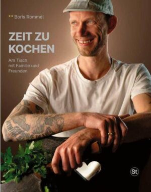 „Zeit zu kochen – Am Tisch mit Familie und Freunden“ ist das zweite Buch des erfolgreichen Friedrichsruher Zwei-Sternekochs Boris Rommel. Seit 25 Jahren steht der heute 40-Jährige am Herd von Restaurantküchen. 2017 erkocht er mit seinem Team den ersten Michelin-Stern, 2018 den zweiten. Die Sterneküche ist noch immer sein Alltag. Aber seine Familie sein Zuhause. „Zeit zu kochen“ ist deshalb sein persönlicher Wunsch, seine Liebe zu diesem Handwerk weiterzugeben: An alle, die seine Leidenschaft teilen und daheim den großen, geselligen Esstisch genau so schätzen wie er und seine Familie. Das Buch bietet 48 Rezepte passend zu jeder Jahreszeit und ist ergänzt um ein ganzes Kapitel zum Thema Einmachen. Zu den Vorspeisen zählen etwa gegrillter Pulpo, die Friedrichsruher Stulle oder eine Tomaten-Schafskäse-Tarte, als Hauptgang werden Aal Carbonara, Feuerspieße vom Grill, Rinderfilet Wellington oder Kaninchenkeule aus dem Römertopf serviert. Natürlich folgen süße Desserts wie Gugelhupfparfait, Erdbeertiramisu oder Ofenschlupfer, außerdem gibt es Rezeptideen für Eintöpfe, passend zu den Jahreszeiten.