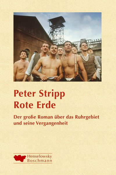 1887. Der 15-jährige Bruno Kruska kommt aus Pommern ins Ruhrgebiet, um als Bergmann im 'Goldenen Westen' sein Geld zu verdienen. Gemeinsam mit Friedrich Boetzkes, dem ortsältesten Hauer, dessen Sohn Karl und Otto Schablowski arbeitet er am Ausbau des Flözes 'Morgensonne'. Doch dann bricht beim Kampf um mehr Lohn und bessere Arbeitsbedingungen ein Streik aus, und der Kaiser fürchtet eine Ausweitung sozialdemokratischer Ideen. Die ARD strahlte Rote Erde in zwei Serien aus. Die erste - gleichzeitig Inhalt dieses Buches - wurde 1981/82 gedreht und 1983 in neun Teilen zum ersten Mal gesendet. Sie spielt in der Zeit von 1887 bis 1919. Die vierteilige Fortsetzung unter dem Titel Rote Erde II wurde 1989 gesendet und deckt die Zeit von etwa 1920 bis 1950 ab. Die Serien waren eine Gemeinschaftsproduktion von Bavaria und WDR. Regie: Klaus Emmerich. Kamera: Joseph Vilsmaier. Drehbuch: Peter Stripp.