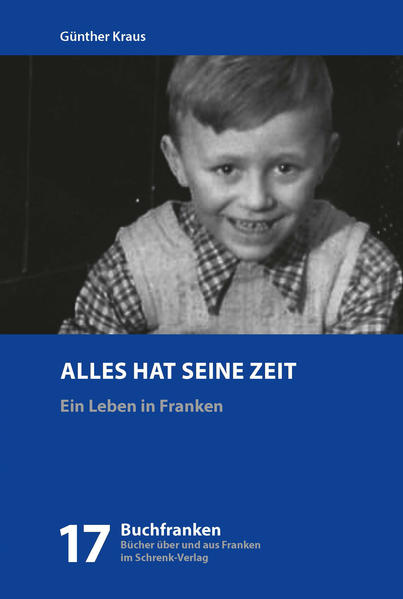 Charlotte Bühl-Gramer* zu diesem Buch: Lebensgeschichtliches Erzählen ist niemals nur eine erinnernde Rückschau auf die eigene Vergangenheit. Es ist immer auch ein zeitlich-biographischer Vermittlungsakt zwischen den verschiedenen Zeitebenen Vergangenheit, Gegenwart und Zukunft und ein Diskursraum zwischen der eigenen Person und ihrer sozialen Umwelt. Im Rückblick werden dabei die persönlichen Erinnerungen nachträglich in Form und Struktur gebracht. Denn erst der Zusammenhang der Lebensgeschichte, der sich in der Retrospektive einstellt, weist einzelnen Erlebnissen und Erfahrungen ihre Bedeutung zu. Im Lebensrückblick von Günther Kraus oszillieren die 18 kurzen Kapitel daher auch immer wieder zwischen einst und jetzt, aber auch zwischen dem vergangenen Geschehen und den Erinnerungsreflexen, den späteren Anreicherungen und Aufschichtungen der Erinnerung, die in die Gegenwart münden. Beides - Geschehenes und Erinnertes - ist nicht identisch, aber aufs Engste miteinander verwoben. Das „Andere“, „Frühere“ wieder aufsuchend, wird zur Gegenwart in Beziehung gesetzt und kann zeigen, wie und warum jemand so geworden ist, wie er ist. Retrospektive Verklärung, Larmoyanz oder gar eitle Selbstbespiegelung liegen Günther Kraus dabei völlig fern. Vielmehr wird das eigene Leben nicht nur in seiner sozialen Umwelt, sondern als tief in zeitgeschichtliche Kontexte eingebettet erfahren und erzählt - diese werden als erlebte und kommentierte Geschichte in der persönlichen Lebensgeschichte reflektiert. Das autobiografische Gedächtnis nimmt, gerade bei ihm, der 1965 bis 1970 in Erlangen Geschichte studiert und über 30 Jahre lang Geschichte unterrichtet hat, immer auch das historische Gedächtnis zu Hilfe, da die allgemeine Geschichte jene des eigenen Lebens umfasst und als in hohem Maße identitätsrelevant erfahren und beschrieben wird. „Zeitleben“ nennt Günther Kraus denn auch in seinem Vorwort diese Verknüpfung des eigenen, fortschreitenden und fortgeschrittenen Lebens mit Geschichte. Die eigene Lebensgeschichte als „Zeitleben“ zu fassen, bedeutet für ihn vor allem ein Stück weit eine generationelle Verortung des eigenen Lebens. Generation wird dabei in einer horizontalen und einer vertikalen Perspektive thematisiert: Im horizontalen Zugriff werden die eigenen Sozialisationsbedingungen, Erfahrungen und Erlebnisse auch als altersspezifische Ausprägung, als Teil einer kollektiven Erfahrung und daraus abgeleiteter Gegenwarts- und Zukunftsperspektive verstanden und geschildert. Als basale Erlebnisschicht und besonderes Zeitfenster beschreibt er vor allem Kindheit und Jugendjahre in der Nachkriegszeit. Sie nehmen in der Schilderung der Lebensgeschichte(n) den größten Raum ein. Eng damit verwoben ist auch die Thematisierung von Generation in vertikaler Perspektive: der Familie als zentrale Bezugsgröße der Kindheit. Diese Familie ist eine kleine, dreiköpfige, vaterlose Familie, auch dies eine generationelle Grunderfahrung jener Zeit: Etwa 25 % aller Kinder der Kriegs- und Nachkriegszeit wuchsen in Deutschland ohne Vater auf - Vaterlosigkeit war also ein Massenschicksal in einer Zeit, in der traditionelle Familienkonstellationen - zumal auf dem Land - noch fundamentale Bedeutung hatten. Die Leerstelle des nie gekannten Vaters kann dabei vom Sohn nicht mit Bildern oder Erinnerungen gefüllt werden und bleibt wohl auch gerade deshalb ein lebensbegleitendes Thema. Der biografisch-historische Erlebnisraum umfasst die alltags- und mentalitätsgeschichtliche Mikrohistorie des dörflichen Lebens in den 1940er und 1950er Jahren, aber auch die Wahrnehmung und Prägung durch die „große“ Geschichte der 1960er Jahre, die als „spannende Jahre“, aber auch als „Angstereignisse“ bezeichnet und erlebt werden. Das zeitgeschichtliche Panorama reicht dabei von der Erinnerung des Elfjährigen an die Entlassung der Kriegsgefangenen aus der Sowjetunion im Jahr 1955 bis in die späten 1960er Jahre. Sie werden als Zeit des Aufbruchs, als entscheidende Jahre der eigenen politischen Sozialisation sowie als Fundament für die eigene gesellschaftliche Selbstverortung thematisiert. Diese ist getragen von einem hohen Ethos von Verantwortung, gesellschaftlichem und bürgerschaftlichem Engagement. Die durchaus auch von Zufällen geprägte Entscheidung für den Lehrerberuf erscheint dem Leser dabei als konsistenter Weg. Der biografische Erfahrungsraum, der hier abgeschritten wird, kann ebenfalls ein Stück weit als generationenspezifisch gelesen werden: Er bleibt überschaubar, geht über Mittelfranken nicht hinaus. Erstreckt er sich doch - jenseits von Urlaubserlebnissen - zwischen der Kindheit im Dorf Thalmässing, der Studienzeit in Erlangen und dem Wohn- und Arbeitsort Nürnberg in seiner längsten Ausdehnung auf einer Achse von gerade einmal 75 Kilometern. Vor allem die Kindheitsgeschichte(n) aus Thalmässing, einem Dorf, das 1946 1.680 Einwohner zählte, schildern ein ländliches Milieu, das spätestens seit den 1970er Jahren zu verschwinden beginnt. Der Schriftsteller Godehard Schramm - acht Monate älter als Günther Kraus - hat ebenfalls Thalmässing immer wieder als Ort seiner Kindheit beschrieben, zuletzt im Jahr 2005 in seinem Buch „Mein Königreich war ein Apfelbaum“. Im Unterschied zu Günther Kraus kam er als Fünfjähriger in das Dorf und verließ es auch noch während seiner Schulzeit wieder, doch kreuzten sich auch ihre beiden Leben an diesem Ort. Poetischer Kindheitsroman eines Schriftstellers und lebensgeschichtliche Erinnerung eines Literarturliebhabers - es sind zweifellos zwei ganz unterschiedliche Textsorten. Doch sie kurz hintereinander zu lesen, hat dabei seinen ganz eigenen Reiz. Denn aus beiden Lektüren kann der Leser neben den ganz eigenen, unterschiedlichen biografischen Signaturen doch auch diesem Generationen-Gedächtnis an ein und demselben Ort nachspüren: Beide schildern sich als Fahrschüler an einem Schwabacher Gymnasium mit der „Gredl“, beide wollen nach der Lektüre der Jugendbücher von Erich Kloss Förster werden, und beide erzählen, wie der Gemeindediener mit der Glocke durch die Straßen läuft, um Bekanntmachungen zu vermelden. Für Goethe, dem Lieblingsschriftsteller des Autors, ist die Verortung des Selbst in der Geschichte das zentrale Paradigma autobiografischen Schreibens. Im Vorwort seiner Autobiografie „Dichtung und Wahrheit“ formulierte er 1811: „Denn dies scheint die Hauptaufgabe der Biographie zu sein, den Menschen in seinen Zeitverhältnissen darzustellen und zu zeigen, inwiefern ihm das Ganze widerstrebt, inwiefern es ihn begünstigt, wie er sich eine Welt- und Menschenansicht darauf gebildet, und wie er sie, wenn er Künstler, Dichter, Schriftsteller ist, wieder nach außen abgespiegelt.“ „Alles hat seine Zeit“ ist nicht das Buch eines Künstlers, Dichters oder Schriftstellers. Es ist eine facettenreiche Schilderung einer persönlichen Lebens- und Erfahrungsgeschichte aus Mittelfranken - ein ruhiger Rückblick ohne Zorn, ohne verklärende Nostalgie oder fränkische Heimattümelei. Zugleich gibt es aufschlussreiche Einblicke in die Prägekräfte einer Lebensgeschichte, in die Genese von zentralen Lebensthemen, in das Gewordensein von Haltungen und Überzeugungen. Nicht zuletzt ist es auch ein Plädoyer für Selbstreflexion. Für mich hält dieses Buch freilich noch eine ganz besondere, private Lesart bereit - die einer ehemaligen Schülerin des Autors. * Charlotte Bühl-Gramer, geb. Bühl, (* 23. Februar 1963 in Nürnberg) ist promovierte Historikerin, Schriftstellerin, Lexikographin und als Professorin Inhaberin des Lehrstuhls für Didaktik der Geschichte an der Universität Erlangen-Nürnberg. (https://www.nuernbergwiki.de/index.php/Charlotte_Bühl-Gramer) Der Autor zu seinem Buch: Wer im Blickpunkt der Öffentlichkeit steht, wer Großartiges vollbracht hat, der hat was zu erzählen. Aber ein Mensch, der eigentlich nie aus seiner Region, dem Frankenland, herausgekommen ist, außer auf Urlaubsreisen, was hat der schon zu berichten? In der Tat: nichts Spektakuläres. Und doch könnte vielleicht gerade in einer Zeit, die schnelllebiger denn je ist und zunehmend der Globalisierung unterworfen ist, ein Lebensbericht aus der zweiten Hälfte des 20. Jahrhunderts in einem überschaubaren Raum interessant sein, weil er so typisch für die Nachkriegsgeneration ist: ein Junge aus dem Kleinbürgertum bekommt die Chance, die soziale Leiter ein Stück hochzuklettern, um dann einer der vielen Träger des politischen und gesellschaftlichen Systems, das sich nach dem Krieg gebildet hat, zu werden. Aus dem Kleinbürger wird ein Angehöriger des Mittelstands, der dankbar für die Möglichkeit des Aufstiegs ist, der gerne und bewusst die etablierte Demokratie mitträgt, der aber nicht minder froh darüber ist, dass er einst die studentische Revolte kennen gelernt hat, weil dadurch sein kritisches Bewusstsein geschärft, ja vielleicht geprägt worden ist. Wenn dieser Lebensbericht dazu beiträgt, dass Ältere sagen können: „Ja, so oder so ähnlich war es auch bei mir damals!“ und wenn Jüngeren dadurch die Nachkriegsgeneration, die sie als Eltern oder Großeltern erleben und die so ganz anders ist, ein wenig näher gebracht wird, hat sich die Absicht des Autors erfüllt. Vorwort Warum schreibt jemand sein Leben auf? Der eine, um mitzuteilen, wie es wirklich war. Der andere, um der Flüchtigkeit der Zeit wenigstens ein bisschen zu entgehen. Beide Gründe haben mich nicht bewogen, die folgenden Seiten niederzuschreiben. Ich bin keine bekannte Persönlichkeit, von der man sich Enthüllungen erwartet, noch kann und will ich damit dem Vergessen weniger rasch entgehen. Wenn man ein bestimmtes Alter erreicht hat, ist es natürlich, dass man auf die gelebten Jahre zurückblickt. Vielleicht fürchtet man ja, dass man dies bald nicht mehr tun kann. Bei vielen verklären sich die entfernten Kinder- und Jugendjahre