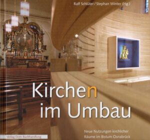 Viele Kirchen erfüllen heute nicht mehr die Anforderungen an Räume, die vor allem für den Gottesdienst gebaut worden sind. So sind sie zum Beispiel angesichts kleiner werdender Feiergemeinden zu groß, so dass der Gemeinschaftscharakter der Liturgie nicht mehr richtig erfahren werden kann. Und natürlich stellen sich auch in wirtschaftlicher Hinsicht viele Fragen. Doch was passiert mit Kirchen, wenn die Zahl der wöchentlichen Gottesdienste zurückgeht, Sanierungen anstehen? Abreißen? Im Bistum Osnabrück ist das der letzte Ausweg. Davor heißt es: kreativ sein, umbauen und neue Wege gehen. So wird eine klassische Pfarrkirche zur Kolumbariumskirche. Und in eine andere Kirche zieht zusätzlich das Gemeindehaus ein. Umbauten von Kirchengebäuden: Sie können ein Weg sein, wie sich Kirche in unserer Gesellschaft neu ausrichtet. Susanne Haverkamp stellt diese spannenden Projekte vor und zeigt die Chancen dieser Aufbrüche auf, aber auch Bedenken und Probleme, die es von Fall zu Fall zu lösen gilt. Und Fotograf Hartwig Wachsmann dokumentiert mit seinen Bildern die besondere Ästhetik der umgebauten Kirchen.