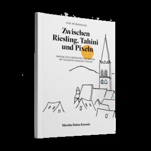 Zuhause fühlte sich die ehemalige Burgenbloggerin Mareike Rabea Knevels an vielen Wohnorten - aber Heimat? Das war für Sie kein Thema. Bis sie für ein das Blogprojekt auf eine Burg ins Tal der Loreley zog. Alteingesessene, Weggezogene, Zurückgekommene, Zugezogene und Geflüchtete lernte sie in einer der bekanntesten und schönsten Landschaften Deutschlands kennen. Ihre Geschichten und was Heimat für jeden von Ihnen bedeutet, schrieb die Autorin klug, klar und einfühlsam in diesem Buch nieder. Erfahren Sie, warum Heimat nie altmodisch wird.