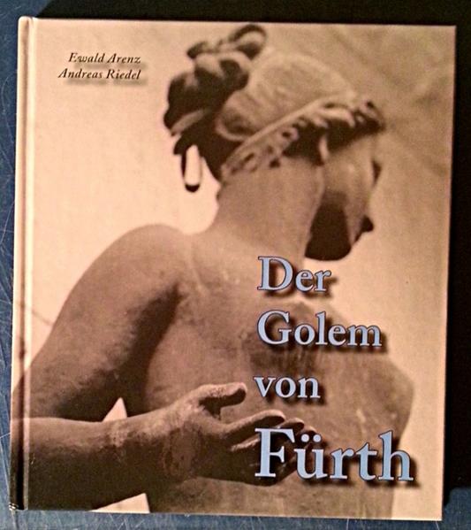 Diese Geschichte (namensgebend für den ersten Erzählband von Ewald Arenz, für den er 1998 den Fürther Literaturförderpreis erhielt) hat nichts von ihrer märchenhaften Eindringlichkeit verloren. Wir beobachten insgeheim den Fürther Lehmmenschen auf seinem Weg durch die Jahrhunderte, lauschen seinen Gesprächen mit dem Wassermann der Rednitz. In gleicher Weise unauffällig hat sich Andreas Riedel auf den Weg durch Fürth gemacht. Seine Fotografien zeigen gelungen den Charme einer Stadt, die immer schon „etwas anders" war. Nur in einer solchen Stadt kann der Golem Wirklichkeit werden.