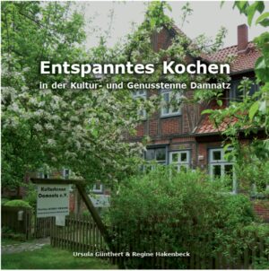 Ursula Günthert verwöhnt in ihrer Kulturtenne in Damnatz zu jeder Veranstaltung eine große Zahl Gäste mit köstlichen Gerichten. Die begeisterte Köchin zeigt wie es geht: Mit durchdachter Planung kann sie sich entspannt der unkomplizierten Zubereitung von Menüs mit ausgesuchten regionalen Zutaten widmen. Die Vorgestellten 122 erprobten Rezepte werden ergänzt durch viele Tipps zur Verarbeitung und Kochen der Produkte, und regen an zur Zusammenstellung zahlreicher Menüs und einladender Büffets. Zusammen mit ihrer Freundin Regina Hakenbeck, die auch für die flotten Federzeichnungen vieler Zutaten verantwortlich ist, entstand so ein unterhaltsames Kochbuch, das Lust macht auf viele Gäste.