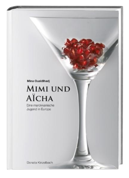 Der Maghreb und der Westen haben den Blick aufeinander gerichtet in dieser realistischen Romanerzählung, die aber keine Autobiografie ist. Zorn wechselt mit Verzeihen in diesem Buch voller Zweifel und Hoffnung, Emotionen und Selbstironie. Die eine ist in Marokko geboren, die andere nicht. Die eine hat relativ offene Eltern, die andere nicht. Die eine grün-det ihre eigene Familie, die andere nicht. Und doch könnten Aïcha und Mimi Schwestern sein: beide Frauen sind marokkanischer Herkunft, Freundinnen seit der Schulzeit, in Brüssel aufgewachsen. Sie haben die Zerrissenheit der Kinder erlebt, die zwischen zwei Kulturen hin- und hergezerrt sind. Beide haben den Übergang geschafft vom trockenen Flussbett Marokkos zum belgischen „flachen Land“, vom Couscous zu Muscheln mit Pommes frites, vom Aïd-Fest zu Nikolaus und Weihnachtsmann, vom unnachgiebigen väterlichen Starrsinn zum Kampf für Emanzipation der Mädchen. Die Autorin führt uns in das Labyrinth ihrer Erinnerungen und Gedanken, in die grotesken Enttäuschungen einer schmerzlichen Lehrzeit. Die lebendigen Dialoge zwischen den beiden Freundinnen - bisweilen recht spaßig - erlauben uns ein besseres Verständnis der oft gegensätzlichen Bestrebungen dieser „jungen Leute der zweiten Generation“, in der Zwickmühle zwischen zwei schwer vereinbaren Welten.