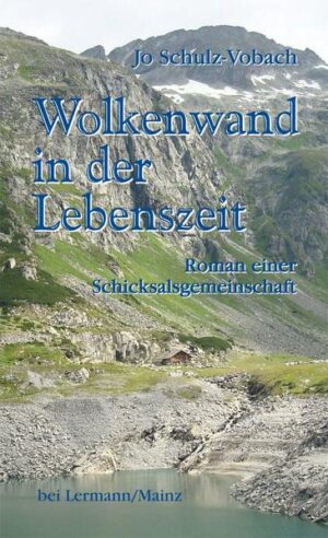 "In diesem Moment zackt ein Blitz durch de dunkle Wolkenwand, begleitet von einem dröhnenden Krachen und einer Sturmbö, die aus dem Nichts zu kommen scheint." Ein Gebirgsunwetter, das eine Gemeinschaft zerstört. Zerfallendes Bergdorf, ein schwarzer See mit versunkenem Dorf und Kirche, nach dem Abbau von Eisenerz der Natur überlassen. Die, die ihre Gründe haben, dort zu bleiben, haben sich aus ihrem Leben entfernt, Flucht vor einer inneren Wolkenwand, die ihnen ihr Selbst versperrte oder einer Wolkenwand, vor ihnen aufgebaut durch die Verhältnisse und deren Menschen, die ihnen das weitere Leben in ihrer Umgebung unmögliche machte. Ein ruinöses Umfeld, das die gegenseitige Hilfe und das Eintreten füreinander erfordert, aber auch ohne Einschränkung von ihnen gelebt wird. Mittelpunkt ist ein greiser von allen geliebter Philosoph, der blind ist und in seiner Weisheit mehr sieht als alle und mit Zitaten aus Nietzsches Zarathustra das Leben erfasst. Eine Konfrontation mit dort hinkommenden Fremden aus einer anderen Welt, der von Geld und Wirtschaftsbetrug, sowie eine Unwetterkatastrophe zerstören die Gemeinschaft. Das Ende des Romans ist überraschend und tröstlich.