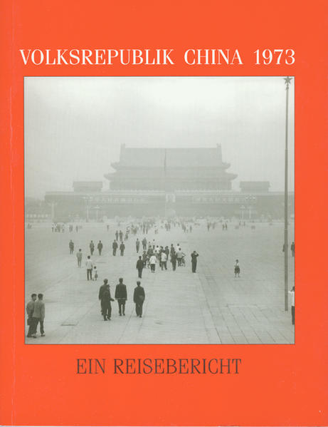 Ein Vierteljahrhundert ist seit dieser Reise vergangen. Ein winziger Zeitabschnitt vor der Kulisse der vieltausendjährigen Geschichte des Reiches der Mitte. Und dennoch: Es war eine Reise nicht nur in einen anderen Erdteil, es war eine Reise in eine andere Welt. Nach schweren inneren Auseinandersetzungen schien die damals kaum ein Vierteljahrhundert alte Volksrepublik, schien China seine innere Würde wieder gewonnen zu haben - bei allen Problemen, die wir durchaus sahen. Es war eine einzigartige Reise, die erste Gruppenreise nach der Kulturrevolution mit ihrer fast vollständigen Abschottung des Landes gegen die Außenwelt. Wie eine staatliche Delegation wurden wir Privatleute, deren unterschiedliche Ziele sich in dem einen Ziel - China - verbanden, mit ungehEuroem Aufwand durch die Volksrepublik China geführt. Das würde sich unter keinen Umständen wiederholen lassen, davon waren wir schon während der Reise überzeugt. Ein Vierteljahrhundert ist seit dieser Reise vergangen. Es erscheint uns wichtig, das Buch erneut vorzulegen. Der Text blieb dabei bis auf sprachliche und gestalterische Korrekturen unverändert. Die Auswahl der vom Verfasser beigesteuerten Fotografien ist neu und setzt stärker auf die Qualität als auf die aktuelle Information.