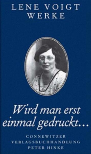 In dieser Sammlung wird ein weiter Bogen gespannt: Angefangen von "Finale", einem frühen Kurzroman der jungen Lene Voigt, über die an Wilhelm Busch geschulte Verserzählung "Mally, der Familienschreck" bis zu "De Olymbschen" und der mundartlichen Homer-Parodie "Die Sächsische Odyssee" kann die Vielseitigkeit der Autorin entdeckt werden. Die Illustrationen der Originalausgaben von Pejo Arden und Walter Rosch sind ein Extravergnügen.