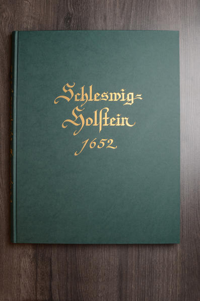 In jahrelanger Vermessungsarbeit – unter Benutzung älterer Karten – hat vor mehr als 300 Jahren der Mathematiker und Kartograph Johannes Mejer ein Werk geschaffen, das als ein Höhepunkt der Kartographie gilt. Erst 150 Jahre später wurde es durch exakte Vermessungen inhaltlich überholt, künstlerisch jedoch nicht übertroffen. Schleswig – Holstein findet in diesen Karten und in dem von Caspar Danckwerth verfassten Text eine Darstellung, wie sie aus jener Zeit kein anderes Land aufzuweisen hat. Die Karten der Landschaften und Städte bieten inhaltlich viel Interessantes und reizen zum Vergleich des damaligen und heutigen Zustandes, besonders im Bereich der Westküste, wo Mensch und Meer seit je im Kampf miteinander stehen. Als Kunstwerke sind diese Karten – in der sauberen Arbeit der Kupferstecher und mit figurreichen Kartuschen so gelungen, dass sie vielen Menschen Freude breiten. Die Karten wurden auf das sorgfältigste reproduziert. Die Einleitung zu der Faksimile – Ausgabe 1963 schrieb Prof. Dr. Christian Degn, Kiel. Auf den umfangreichen Text von Danckwerth ist bei der Neuherausgabe verzichtet worden, weil er zu weitschweifig, in großen Partien für die heutige Generation uninteressant ist und zudem das Werk wesentlich verteuert hätte.