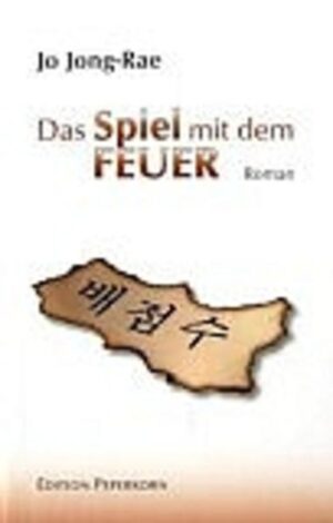 Als »Das Spiel mit dem Feuer« 1982 im Original veröffentlicht wurde, erregte der Roman große Aufmerksamkeit und gewann sogleich den Nationalen Literaturpreis Koreas. Oberflächlich betrachtet ist es ein mehrere Generationen umfassender Thriller, doch wird dieser auf reizvolle Weise strukturiert durch weitere Ebenen, die Bezug nehmen auf das nationale Trauma Koreas und ein daraus resultierendes spezifisches Bewußtsein. Zahlensymbolik, unterschwellige religiöse und politische Motive schaffen weitere Bedeutungsschichten. Eines Tages erhält ein erfolgreicher Unternehmer einen Anruf, der ihn an seine Vergangenheit erinnert, eine Vergangenheit voller Schuld, die er verbrannt zu haben gehofft hatte. Auch sein Sohn, ein Universitätsprofessor, wird in die Angelegenheit, in der der Protagonist vor allem einen Erpressungsversuch sieht, hineingezogen. Und auch er sieht sich gezwungen, sich mit der Vergangenheit seines Vaters zu beschäftigen … Trotz aller Spannungselemente hat Jo Jong-Rae einen eminent moralischen Roman verfaßt, dessen Botschaft ironischerweise von den Regierenden nicht im geringsten erkannt wurde.