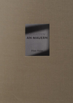 Signierte Erstausgabe. Dieser Band, der in Kooperation mit dem Kulturamt der Stadt Fellbach entstand, vereint einen Auszug aus dem bislang unveröffentlichten Roman Parallelwelten mit jüngsten Photographien von Péter Nádas. Während der Text eine frühe Erinnerung an den sowjetischen Einmarsch in Budapest imaginiert und seinen Autor als subtilen Erzähler ausweist, konzentrieren sich die Bilder auf scheinbar unspektakuläre Lichtreflexe: Auf Schattenspiele an Mauern, Teppichen, Fußböden. Damit geben sie eine Gegenposition zu dem Vorabdruck, den Nádas mit dem Titel "Alles zerfällt in Trümmer" versah.