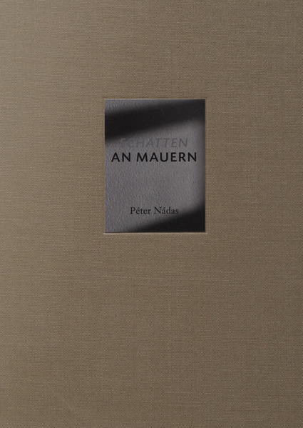 Signierte Erstausgabe. Dieser Band, der in Kooperation mit dem Kulturamt der Stadt Fellbach entstand, vereint einen Auszug aus dem bislang unveröffentlichten Roman Parallelwelten mit jüngsten Photographien von Péter Nádas. Während der Text eine frühe Erinnerung an den sowjetischen Einmarsch in Budapest imaginiert und seinen Autor als subtilen Erzähler ausweist, konzentrieren sich die Bilder auf scheinbar unspektakuläre Lichtreflexe: Auf Schattenspiele an Mauern, Teppichen, Fußböden. Damit geben sie eine Gegenposition zu dem Vorabdruck, den Nádas mit dem Titel "Alles zerfällt in Trümmer" versah.