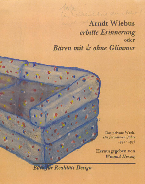 "erbitte Erinnerung oder Bären mit & ohne Glimmer" von Arndt Wiebus entpuppt sich unter der Hand als ein Entwicklungsroman in Briefen aus den bewegten Jahren von 1971 bis 1976, in denen beschrieben wird, wie mit vielen Umwegen, aber dennoch irgendwie gradlinig, aus einem Bohemien ein ambitionierter Buchhändler wird. Die Seiten dieses ungewöhnlichen Buches sind randvoll mit skurrilen kleinen Geschichten, Literaturbegeisterungen und wunderbaren Alltagsbeobachtungen. »Ich antworte«, lauten die letzten Worte. Und das wünscht sich auch der Leser: Mehr von Arndt Wiebus! (Erscheint zum 70. Geburtstag des Autors am 14. Mai 2021)