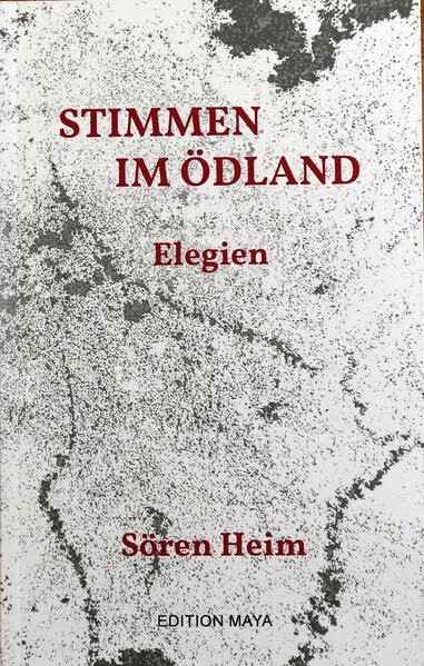 „Stimmen im Ödland - Elegien“ heißt der neue Lyrikband das Binger Autors Sören Heim. Der Band versammelt zwölf längere Gedichte und 12 expressive schwarz-weiß Illustrationen, die thematisch zu den Gedichten ausgewählt sind. Mit dem Gedanken an diese Arbeit, verrät Heim, habe er sich schon seit gut zehn Jahren getragen. „Eine Sammlung längerer Texte, thematisch lose aufeinander bezogen, die gewissermaßen die besonderen Höhepunkte meiner Arbeit präsentieren sollen.“ Der älteste Text ist dann auch etwa 10 Jahre alt, viele weitere sind besonders in den vergangenen drei Jahren der Corona-Pandemie entstanden. Elegien, das klingt natürlich an die Elegien Goethes und Rilkes an, und die Verortung in dieser Tradition, so Heim, sei durchaus gewollt. Gleichzeitig solle auch die Bedeutung „Klage“ stark gemacht werden. Denn im weitesten Sinne handelt es sich bei den Texten um lyrische Klagen, persönlich wie gesellschaftlich. Um unwiderbringlich Vergangenes, um einen Sinn für das Schöne vielleicht, aber auch um - die Zukunft. „Ernstgemeinte Kunst“, sagt Heim, „will nicht nur für den Augenblick unterhalten. Genauso, wie sie aus der Vergangenheit schöpft, zielt sie auf die Zukunft. Auf Menschen, die auch in 50, in 100 Jahren und mehr noch Zeit und Muße haben, zu lesen. Je fragwürdiger solch eine Zukunft wird, desto fragwürdiger wird auch die Kunst.“ Und auch wenn er wenig davon halte, mit Kunst zu belehren, so sei den Elegien dieses Bewusstsein doch eingeschrieben. Jedem Gedicht ist eine Illustration beigestellt, die der Autor als „abstrakte Fotografien“ bezeichnet. „Es handelt sich um bearbeitete Nahaufnahmen von Stücken einer Mauer. Dort haben Jahre des wachsen von Weins, des herunter Reißens dieser Ranken, des wieder Wachsens, des darüber Putzens und so weiter, gewissermaßen sowohl „natürliche“ als auch „historische“ Artefakte menschlicher Arbeit eingegraben. Was könnte passender sein neben Texten, die sich letztlich auch um nichts anderes drehen als um dieses Verhältnis von Mensch, Gesellschaft und Natur?”, berichtet Heim. Auf Ausstellungen ab Mai in der Binger Bücherei³ und im Herbst im Horrweiler Weindorf-Museum werden diese Fotografien neben anderen Fotos des Autors zu sehen sein. „Stimmen im Ödland - Elegien“ erscheint bei Edition Maya. Für Cover und Layout zeichnet sich Jutta Nelißen verantwortlich. Das Buch ist regulär im Handel erhältlich und kann auch direkt signiert beim Autor erworben werden: heim.soeren@gmx.de