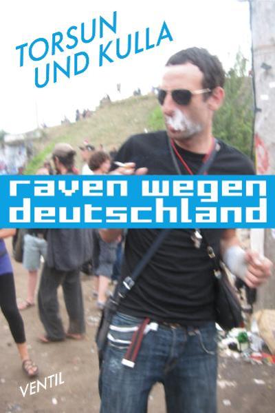 10 Jahre Egotronic - ein Blick hinter die Kulissen der Kultband. Zwischen Jugendzentrum und Festivalbühne, Drogenexzess und Studiosession zeigt "Raven wegen Deutschland" den Werdegang einer der stilprägendsten deutschen Bands der letzten Jahre. Zum zehnjährigen Bandjubiläum blickt Sänger und Bandgründer Torsun zurück auf die Zeit der Entstehung des Durchbruchsalbums "Lustprinzip" und erzählt, garniert mit O-Tönen von Beteiligten, wie aus dem tiefsten Drogen- und Feierexzess, aus Liebeskummer und Trennungsschmerz die Rakete entstand, die seitdem ein immer größeres Feuerwerk an den Himmel zaubert. Parallel zu Torsuns persönlichen Erinnerungen rollt Daniel Kulla die Bandgeschichte noch einmal von Anfang an auf und schildert mithilfe weiterer O-Töne von Zeitzeugen, wie es nach 2007 weiterging.