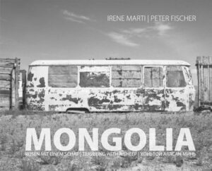 Bei ihren Reisen durch die Mongolei erkannten auch die Autoren die Unwägbarkeit als höhere Macht an und arrangierten sich mit ihr. Den Lauf der Dinge – vor allem auch der Dinge, die eben mal nicht passieren – nahmen sie mit Gelassenheit hin. So entstanden mit scheinbar beiläufiger Leichtigkeit Bilder von einem außergewöhnlichen Land und dem schlichten Lebensstil seiner Menschen. In brillanter Schwarz-Weiß-Fotografie und aus ungewöhnlichem Blickwinkel wird eine fremde Welt gezeigt – von der unermesslichen Leere archaischer Landschaften bis hinein in den mitunter surreal anmutenden Alltag einer postkommunistischen Nomadengesellschaft.