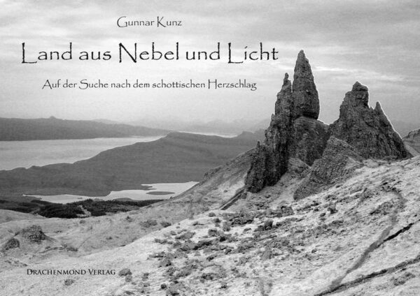 Ob in den Bergen von Skye, zwischen den Steinkreisen auf Lewis und Orkney oder in den Hochmooren der Highlands – Schottland ist ein Land der Magie. Abseits der Touristenpfade – manchmal auch mittendrin –, aber immer mit persönlichem Blick nähert sich Gunnar Kunz seiner „zweiten Heimat“ und fängt in Wort und Bild die Schönheit der schottischen Landschaft ein. Er erzählt von bizarren Burgen und Feentümpeln, von zweieinhalb Milliarden Jahre alten Felsen und einer Telefonzelle neben einem Wasserfall, von fahrbaren Kinos und gälischen Tanzabenden, von Schweinen in Ruinen und Schafen im Nebel. Von Orten, randvoll mit Geschichte und Geschichten, Orten, die das Herz zum Klopfen bringen. Ganz nebenbei erfährt man etwas über island-hopping, das Glen Coe-Massaker und das Backen von Scones. Über eine ungemütliche Nacht in einer Kirche, warum einen Buspläne in den Wahnsinn treiben können und was der schottische Dialekt mit einem Kuss zu tun hat. Wie eine Dudelsackkapelle einem Sturm trotzt, welches Wunder Kriegsgefangene mithilfe ihrer Lebensmittelrationen erschaffen haben und warum man beim Genuss von Porridge zum Atheisten werden kann. Mit einem Wort: Man erfährt, wo Schottlands Herz zu finden ist.