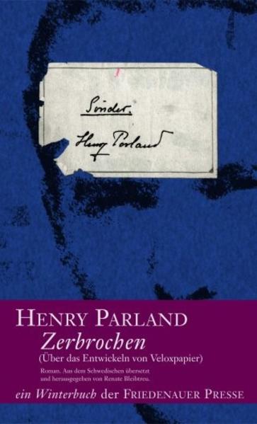 In der Literaturgeschichte gibt es immer wieder Entdeckungen zu machen, und dieser kurze Roman aus dem Jahre 1930 ist gewiß eine der überraschendsten. Es gab in den zwanziger Jahren in der schwedischsprachigen Enklave Helsinkis eine Gruppe hochbegabter junger Lyriker und Erzähler, die nach neuen Formen und Ausdrucksmöglichkeiten suchten und sie in einem ganz eigenen Amalgam aus der lebensbejahenden Anarchie des Dada, dem übersteigerten Ausdruckswillen des Expressionismus, den Formspielen des Kubismus, der jungen Stummfilmkunst und den Rhythmen und Klängen des Jazz fanden. Einer von ihnen war Henry Parland: 1908 im finnischen Viborg geboren, starb er 1930 im litauischen Kaunas an Scharlach. Er wuchs mehrsprachig auf, mit Deutsch, Englisch, Russisch und ab dem vierzehnten Lebensjahr Schwedisch. In dieser zuletzt erlernten Sprache hinterließ er ein frühvollendetes Werk, Gedichte, Erzählungen, Essays und den hier zum ersten Mal auf deutsch erscheinenden Roman Zerbrochen (Sönder - so der schwedische Titel), der erst 2005 von Per Stam in einer authentischen Fassung herausgegeben wurde. Zerbrochen ist eine Liebesgeschichte, die von Geld, Macht und von der Photographie erzählt: Ami ist schön, launisch und sorglos. Sie liebt Jazz und nächtliche Bummel durch die Lokale Helsinkis. Sie spielt und verspielt gern ihr Geld und das anderer. Und sie liebt Henry. Aber Amy ist tot. Mit Photos, die er von ihr gemacht hat, versucht Henry Stück für Stück seine Erinnerungen an sie und ihre Liebesgeschichte wieder zum Leben zu erwecken. Eine scheinbar leichte, kurzlebige Geschichte, mit kleinen Eifersüchteleien und Frivolitäten, in der keiner von beiden den anderen wirklich kennt. Und eine Geschichte vom Erinnern und vom Erzählen selbst: verblüfft entdeckt man, daß Henry Parland einen Anti-Roman geschrieben hat - zwanzig Jahre bevor diese Romanform in Frankreich entwickelt wurde.