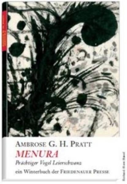 Von einem zauberhaften Buch, das er kürzlich entdeckt habe, spricht Elias Canetti in seiner Autobiographie und erzählt, wie er »die Geschichte von einer Frau, die in der Wildnis mit einem Leierschwanz Freundschaft schloß« der damals unglücklichen Iris Murdoch schenkte. »Aus dem Trauerantlitz war ein Gesicht des Glücks geworden, von leichter Verwunderung übermalt, über dieses Buch.« Der Leierschwanz gehört zu den Sperlingsvögeln und lebt in den Bergwäldern Südostaustraliens. Er ist nicht nur schön, mit seinem farnähnlichen graubraunen Gefieder, das über fünfzig Zentimeter lang sein kann. Er hat vor allem eine ungewöhnlich vielseitige Stimme und kann Geräusche nachahmen, die er hört ? nicht nur die von Vögeln, er kann auch menschliche Stimmen, Maschinen oder Musikinstrumente imitieren und tanzt zu seiner eigenen Musik. Der Australier Ambrose Goddard Hesketh Pratt erzählt die Geschichte der Freundschaft zwischen dem Vogel und der verwitweten Mrs. Wilkinson, einer Gartenbaukünstlerin, die im Urwald lebt und dort die Tiere schützt. Diese Begegnung regt ihn an, in fünf Kapiteln alles zusammenzutragen, was er über den Vogel finden konnte. »Es ist unmöglich, einen Leierschwanz singen zu hören und, während seines Gesangs, daran zu denken, daß es auch traurige Dinge auf der Welt gibt.« (Ambrose G. H. Pratt)