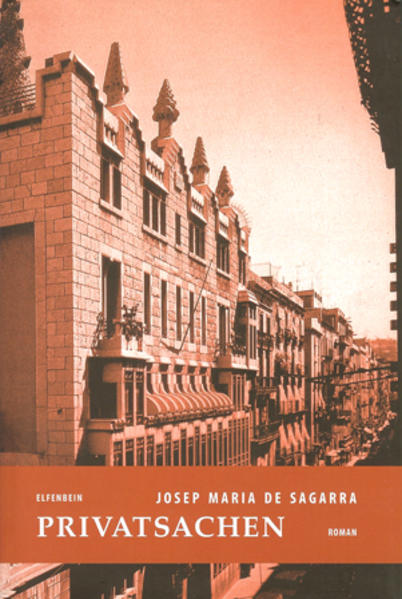 Ein unbezahlter Wechsel und seine fatalen Folgen - als sich Don Tomàs de Lloberola, das kauzig-hypochondrische Oberhaupt einer verarmten Barceloneser Adelsfamilie, weigert, für die Spielschulden seines ältesten Sohnes Frederic zu bürgen, provoziert er mit seiner Entscheidung eine Reaktion mit weitreichenden Konsequenzen… In seinem bekanntesten Roman (erschienen 1932) beschreibt Josep Maria de Sagarra, der selbst der katalanischen Aristokratie entstammt, mehr als nur den finanziellen und moralischen Niedergang der mittellosen, aber stolzen Lloberolas. »Privatsachen« ist zugleich ein emblematischer Schlüsselroman von epischer Breite, der alle Gesellschaftsschichten Barcelonas umfasst: anachronistisch wirkende Aristokraten und neureiche Emporkömmlinge, geschäftstüchtige Konkubinen und falsche Heilige. Wortgewaltig, spöttisch bis zur Blasphemie und mit großer, kraftvoller Bildhaftigkeit blickt Sagarra auf das Doppelleben seiner Protagonisten hinter der wohlanständigen Fassade strenger Konventionen - und entlarvt auf diese Weise die Amoralität und Scheinheiligkeit des katalanischen Bürgertums zu Beginn des 20. Jahrhunderts, das Politik, Wirtschaft und Moral als Privatangelegenheit ansieht, aus der es möglichst großen persönlichen Nutzen zu ziehen gilt. Sagarra ist Chronist des radikalen Wandels von der Feudal- zur Industriegesellschaft, der soziale Machtverhältnisse auf den Prüfstand stellt und neu definiert. Den Resonanzboden des Romans bildet eine für Barcelona bedeutsame historische Zäsur: der Übergang von der Diktatur zur kurzlebigen Republik. Für kurze Zeit geben sich die Katalanen der Illusion einer politischen Emanzipation hin
