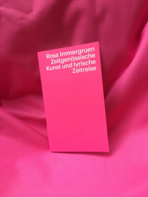 In der Ausstellung ‚Rosa Immergruen‘ und dem gleichnamigen Katalog werden Blumenmotive zum Spiegel unserer Gedanken und Gefühle. Die großen Themen des Lebens wie Liebe, Freude oder auch Trauer werden mittels Blumen seit Menschengedenken zum Ausdruck gebracht. Über verschiedene Regionen und Kontinente, Epochen und Systeme hinweg zeugen sie von der Verbindung des Menschen zur Natur. Seit es Hochkulturen gibt, werden Blüten als Schmuckelemente eingesetzt und tauchen auch als Motiv in der Bildenden Kunst auf. Bis heute greifen internationale Künstler*innen einerseits die Tradition des Blumenstilllebens sowie der naturkundlichen Feldforschung auf