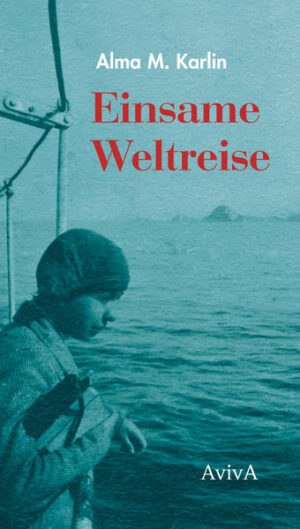 Am 24.11.1919 bricht Alma Karlin zu ihrer Weltreise auf, die sie in den folgenden acht Jahren durch fünf Kontinente führen sollte. Durch ihre Reiseerlebnisbücher, die sie nach ihrer Heimkehr nach Cilli (slowenisch Celje) verfasst, wird sie zu einer der berühmtesten und meistbewunderten europäischen Reiseschriftstellerinnen. In "Einsame Weltreise" beschreibt Karlin die ersten vier Jahren ihrer Weltumrundung. Von Europa aus fährt sie – ihre Schreibmaschine "Erika" im Gepäck – nach Südamerika, von dort weiter über Kalifornien und Hawaii nach Japan, dem erklärten Ziel ihrer Reise, und nach China. Das erste Reisebuch endet mit Karlins Aufenthalt in Hongkong. "Mein Bericht ist indessen nicht allein ein Anführen von Blumen, die ich gemalt und Häusern, die ich bewohnt, oder Ländern, die ich bereist habe, sondern er zeigt auch die Wirkung, die eine solche Reise auf das Gemüt einer Frau ausübt." Im Gegensatz zu anderen Reisenden finanziert sie ihre Weltreise als Dolmetscherin und Sprachlehrerin und lebt in einfachen Unterkünften abseits der damals für Europäer üblichen Ziele. Ihr ironisch-kritischer Ton und ihr Blick für den Alltag und die sozialen Gefüge der von ihr besuchten Länder zeichnen Karlins Reisebuch aus.