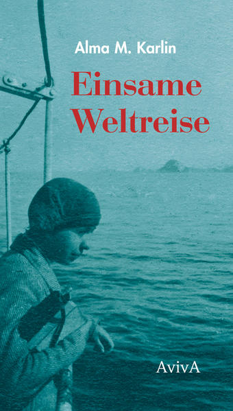 Am 24.11.1919 bricht Alma Karlin zu ihrer Weltreise auf, die sie in den folgenden acht Jahren durch fünf Kontinente führen sollte. Durch ihre Reiseerlebnisbücher, die sie nach ihrer Heimkehr nach Cilli (slowenisch Celje) verfasst, wird sie zu einer der berühmtesten und meistbewunderten europäischen Reiseschriftstellerinnen. In "Einsame Weltreise" beschreibt Karlin die ersten vier Jahren ihrer Weltumrundung. Von Europa aus fährt sie – ihre Schreibmaschine "Erika" im Gepäck – nach Südamerika, von dort weiter über Kalifornien und Hawaii nach Japan, dem erklärten Ziel ihrer Reise, und nach China. Das erste Reisebuch endet mit Karlins Aufenthalt in Hongkong. "Mein Bericht ist indessen nicht allein ein Anführen von Blumen, die ich gemalt und Häusern, die ich bewohnt, oder Ländern, die ich bereist habe, sondern er zeigt auch die Wirkung, die eine solche Reise auf das Gemüt einer Frau ausübt." Im Gegensatz zu anderen Reisenden finanziert sie ihre Weltreise als Dolmetscherin und Sprachlehrerin und lebt in einfachen Unterkünften abseits der damals für Europäer üblichen Ziele. Ihr ironisch-kritischer Ton und ihr Blick für den Alltag und die sozialen Gefüge der von ihr besuchten Länder zeichnen Karlins Reisebuch aus.