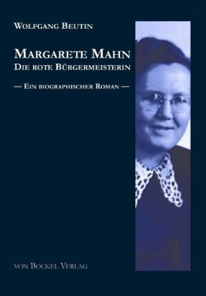 „Vom bremerhavener Arbeiterkind zur roten Bürgermeisterin“, unter dieses Diktum stellte die spätere Wahlmecklenburgerin Margarete Mahn im Alter, 1990, ihr Leben: Margarete Mahn: 1913 geboren, Arbeiterkind aus Bremerhaven, als junges Mädchen Babysitterin im Haushalt von Lale Andersen und dem Maler Paul Ernst Wilke, ab 1927 Verkäuferinnen-Lehre, SAJ-Mitglied und ab 1931 in der SPD. In der SAJ lernte Margarete den Schriftsetzer Reinhard Mahn kennen. Arbeitslosigkeit trieb ihn 1934 ostwärts nach Spremberg in der Lausitz, wo er Anstellung fand. Im Oktober 1938 folgte Margarete, im Januar 1939 heiratete das junge Paar, dem wenig Zeit für Eheglück blieb: Margarete arbeitete in einer Drahtbürstenfabrik. Reinhard wurde einberufen. Wenige „Heimaturlaube“. 1941: Kurz vor der Geburt ihres Sohnes Peter erlag er den Folgen einer Schußverletzung an der fernen Ostfront. Als Antifaschistin und junge Kriegswitwe 1945 auf den Aufbau einer besseren Gesellschaft hoffend, 1945 „mit allen guten Vorsätzen“ der KPD beitretend, avancierte Grete Mahn ab 1958 im Mecklenburgischen zur „roten Bürgermeisterin“ in Groß Ridsenow und Siemitz (bis 1973). Nicht erfolglos in den dortigen bäuerlichen Lebenswelten, musste sie hier aber die Widersprüche ihrer Ideale und des DDR-Alltags erfahren, - besonders als ihr eigener Sohn Anfang der sechziger Jahre einen Fluchtversuch in den Westen unternahm. Ab 1981 lebte die Pensionärin im nahen Güstrow. Nach dem Fall der Mauer reflektierte sie über ihren Lebensweg und den „Sozialismus“, der nach ihrer Auffassung keiner war: „Was ist denn das für ein Sozialismus gewesen, der bei Gegenwind (.) zusammenklatscht wie ein Kartenhaus?“, schrieb Margarete Mahn 1991 in einem Brief an Gregor Gysi. „Besinne Dich doch, etwas vollkommen Neues muß her, anstatt daß Ihr mit dem halb neuen, halb alten Laden weiterwirtschaftet, denn daß daraus etwas für die Dauer Nützliches und Erfolgreiches werden könnte, das nimmt Euch die Bevölkerung nicht ab.“ Wolfgang Beutin, geboren 1934, verbrachte als Kind das letzte Kriegsjahr in Güstrow und schrieb hierüber seinen 1985 veröffentlichten Roman: „Das Jahr in Güstrow“. Als er nach dem Fall der Mauer eine Lesung in Schwerin veranstaltete, nahm Margarete Mahn Kontakt zu ihm auf. Bei mehreren Treffen erzählte sie Beutin bereitwillig aus ihrem Leben und stellte ihm Dokumente zur Verfügung. Daraus entstand 20 Jahre später der hier vorliegende Roman, der keineswegs die quellenkritischen Ansprüche einer historischen Darstellung für sich reklamiert, wohl aber - bei allen Einforderungen schriftstellerischer Freiheit - ein wahrhaftiges Lebensbild einer „roten Bürgermeisterin“ in Mecklenburg zeichnet.